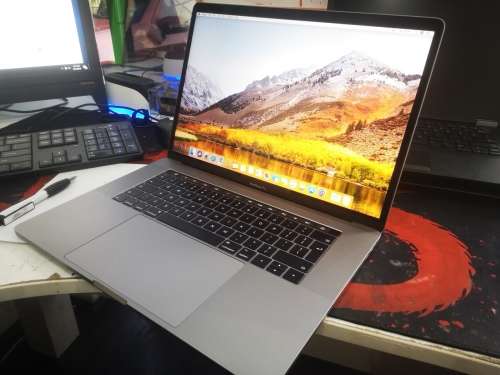 Massive price drop*MACBOOK PRO 15"TOUCHBAR*2017*i7-7700HQ*16GB RAM*256GB SSD*97 CYCLES!*RADEON PRO*