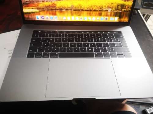 Massive price drop*MACBOOK PRO 15"TOUCHBAR*2017*i7-7700HQ*16GB RAM*256GB SSD*97 CYCLES!*RADEON PRO*