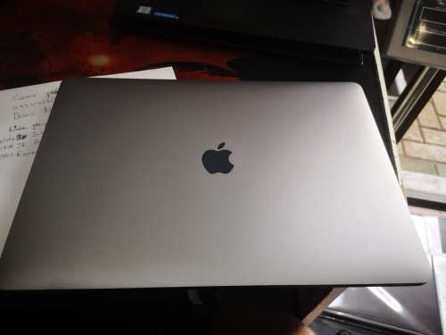 Massive price drop*MACBOOK PRO 15"TOUCHBAR*2017*i7-7700HQ*16GB RAM*256GB SSD*97 CYCLES!*RADEON PRO*