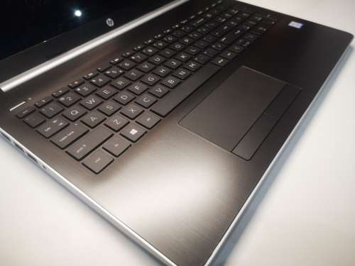 *STUNNING! AS BRAND NEW!*8th GEN i5 HP**HP NOTEBOOK 15*i5-8250U*8GB*1000GB HDD*UHD 620*QUAD CORE*