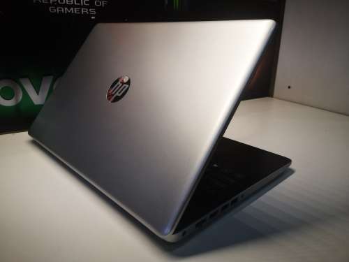 *STUNNING! AS BRAND NEW!*8th GEN i5 HP**HP NOTEBOOK 15*i5-8250U*8GB*1000GB HDD*UHD 620*QUAD CORE*