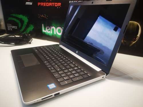 *STUNNING! AS BRAND NEW!*8th GEN i5 HP**HP NOTEBOOK 15*i5-8250U*8GB*1000GB HDD*UHD 620*QUAD CORE*