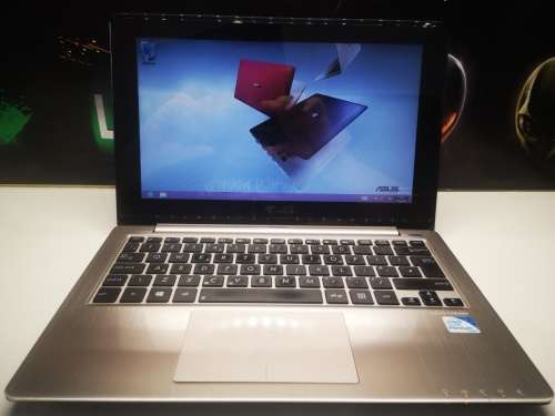*Perfect traveler*TOUCHSCREEN*ASUS VIVOBOOK X202E*4GB RAM*500GB HDD*INTEL PENTIUM