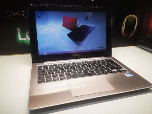 *Perfect traveler*TOUCHSCREEN*ASUS VIVOBOOK X202E*4GB RAM*500GB HDD*INTEL PENTIUM