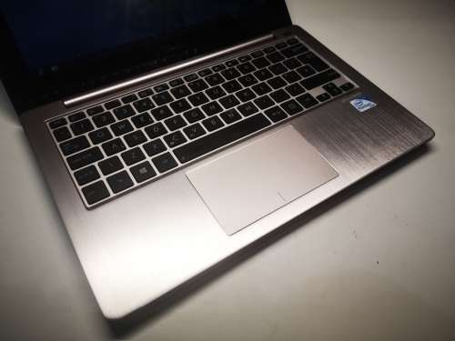 *Perfect traveler*TOUCHSCREEN*ASUS VIVOBOOK X202E*4GB RAM*500GB HDD*INTEL PENTIUM