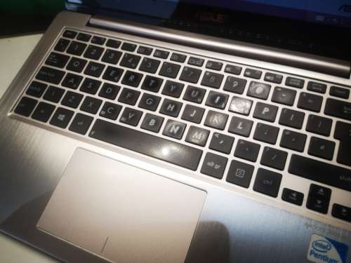 *Perfect traveler*TOUCHSCREEN*ASUS VIVOBOOK X202E*4GB RAM*500GB HDD*INTEL PENTIUM
