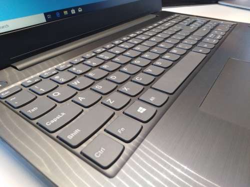 *8TH GEN*LENOVO V330*i5-8250U*HD*4GB DDR4*500GB HDD*UHD 620 GRAPHICS*