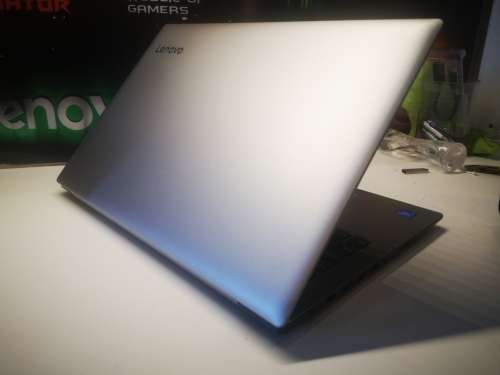 1ST BID TAKES!*BRAND NEW,BOXED*STUNNING 8th GEN*LENOVO 330*N4000*4GB*500GB*