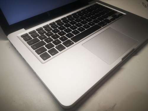 *EXCELLENT*APPLE MACBOOK PRO i5*DVD*4GB RAM*500GB HDD*
