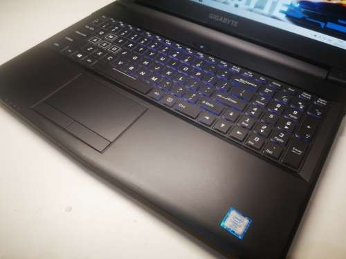 **Ultimate Gamer**GIGABYTE SABER 15*i7-7700HQ*GTX1050*FHD*8GB RAM*1000GB HDD*BACKLIT*QUAD CORE*