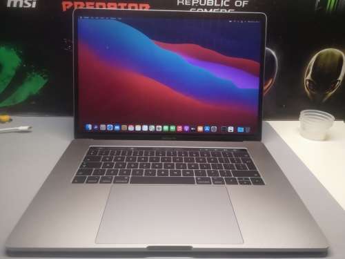 1ST BID!*MACBOOK PRO 15`TOUCHBAR*2017*i7-7700HQ*16GB RAM*256GB SSD*RADEON PRO*