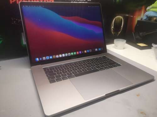 1ST BID!*MACBOOK PRO 15`TOUCHBAR*2017*i7-7700HQ*16GB RAM*256GB SSD*RADEON PRO*