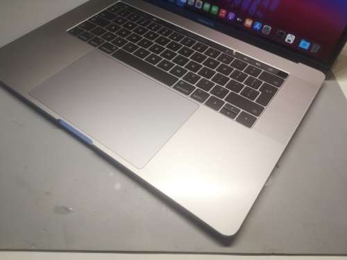 1ST BID!*MACBOOK PRO 15`TOUCHBAR*2017*i7-7700HQ*16GB RAM*256GB SSD*RADEON PRO*