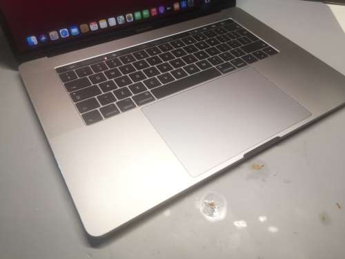 1ST BID!*MACBOOK PRO 15`TOUCHBAR*2017*i7-7700HQ*16GB RAM*256GB SSD*RADEON PRO*