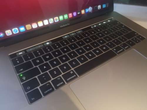 1ST BID!*MACBOOK PRO 15`TOUCHBAR*2017*i7-7700HQ*16GB RAM*256GB SSD*RADEON PRO*