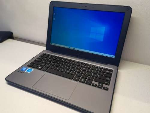 LATE ENTRY!*MINT!*ASUS W202N*INTEL CELERON N3350*7TH GEN*4GB RAM*64GB SSD*WARRANTY*