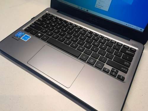 LATE ENTRY!*MINT!*ASUS W202N*INTEL CELERON N3350*7TH GEN*4GB RAM*64GB SSD*WARRANTY*