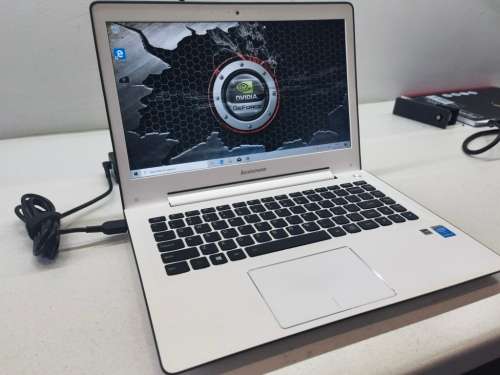 BEAST!*STUNNING!*VERY HIGH SPEC*LENOVO U31-70*i5-5200U*8GB RAM*256GB SSD*NVIDIA GEFORCE*FULL HD*