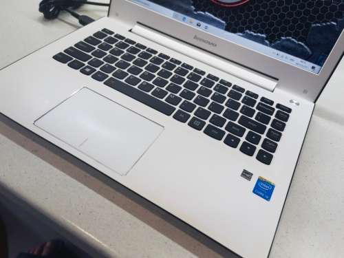 BEAST!*STUNNING!*VERY HIGH SPEC*LENOVO U31-70*i5-5200U*8GB RAM*256GB SSD*NVIDIA GEFORCE*FULL HD*