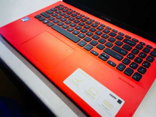 VERY VERY FAST!*STUNNING*ASUS VIVOBOOK X512F*i3-8145U*8GB DDR4*256GB SSD*BACKLIT*FHD*