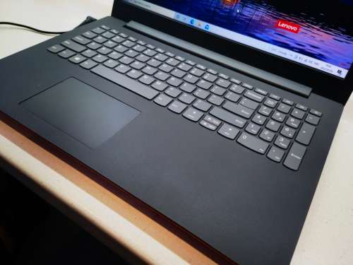BEAUTIFUL!*HIGH SPEC!*QUAD CORE 8th Gen i7*LENOVO 130*i7-8550U*20GB DDR4*1000GB HDD*UHD620*