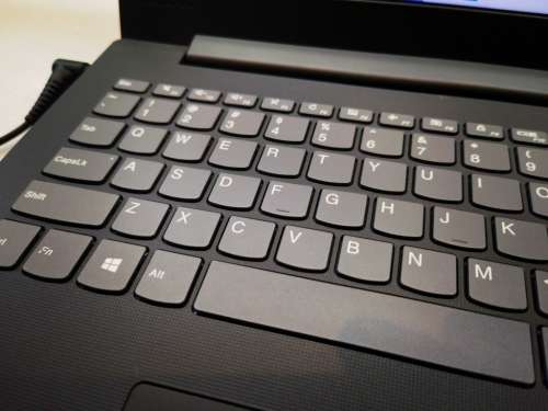 BEAUTIFUL!*HIGH SPEC!*QUAD CORE 8th Gen i7*LENOVO 130*i7-8550U*20GB DDR4*1000GB HDD*UHD620*