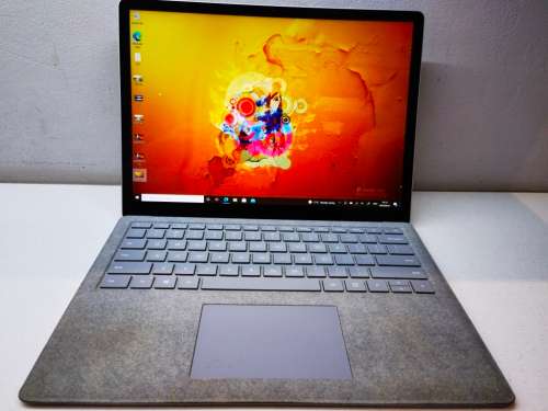 *Microsoft Surface LAPTOP*i7-7660U*8GB DDR4*256GB SSD*2K DISPLAY!*IRIS PLUS!