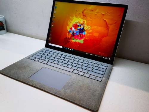 *Microsoft Surface LAPTOP*i7-7660U*8GB DDR4*256GB SSD*2K DISPLAY!*IRIS PLUS!