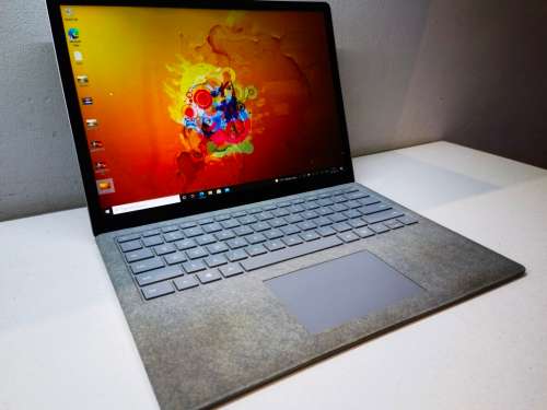 *Microsoft Surface LAPTOP*i7-7660U*8GB DDR4*256GB SSD*2K DISPLAY!*IRIS PLUS!