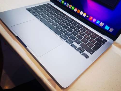 1ST BID TAKE*Do not miss*2020 MACBOOK PRO TOUCHBAR*CORE i5*8GB RAM*512GB NVME SSD*RETINA2560X1600*M1