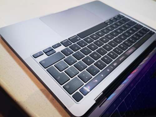 1ST BID TAKE*Do not miss*2020 MACBOOK PRO TOUCHBAR*CORE i5*8GB RAM*512GB NVME SSD*RETINA2560X1600*M1