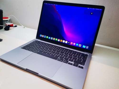 1ST BID TAKE*Do not miss*2020 MACBOOK PRO TOUCHBAR*CORE i5*8GB RAM*512GB NVME SSD*RETINA2560X1600*M1
