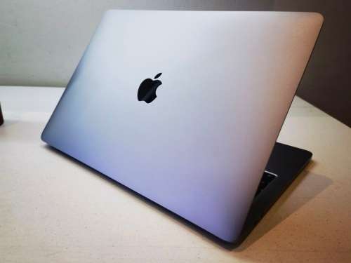 1ST BID TAKE*Do not miss*2020 MACBOOK PRO TOUCHBAR*CORE i5*8GB RAM*512GB NVME SSD*RETINA2560X1600*M1