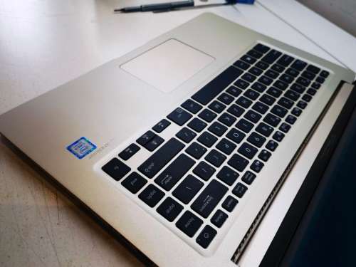 BEAUTIFUL*HIGH SPEC*ASUS VIVOBOOK S510UA*i5-8250u*HD*1000GB SSHD*8GB RAM*UHD 620 GRAPHICS
