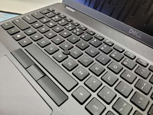 VERY FAST*MINT*8TH GEN QUAD CORE*DELL LATITUDE 5500*i7-8665U*16GB*UHD 620*256GB SSD*FULL HD*