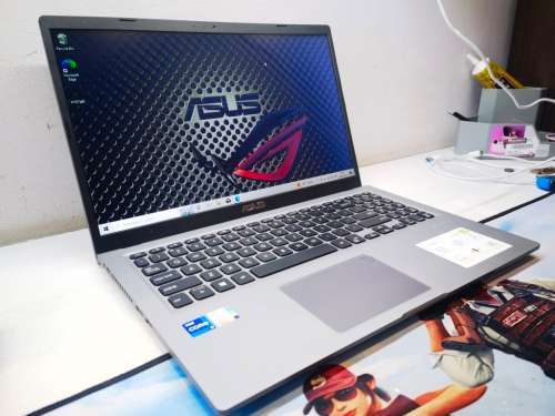 11TH GEN BEAST*VERY FAST!*ASUS VIVOBOOK X515P*i7-1165G7*8GB DDR4*512GB SSD*HD*G7 GRAPHICS