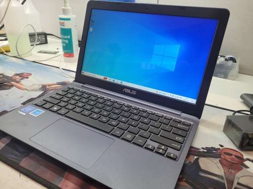 OFFICE/SCHOOL*ASUS E203N*CPU N3350*4GB RAM*64GB SSD*HD