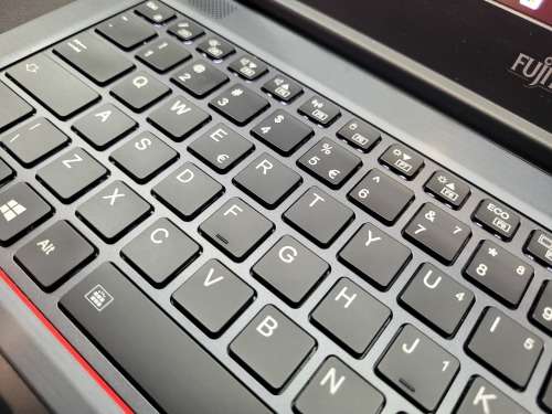 *High Spec Beast!*FUJITSU LIFEBOOK 7U14A1*i5-10310U*8GB DDR4*512GB SSD*FHD*BACKLIT*