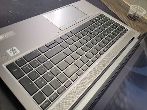 HP ZBOOK FIREFLY 15 G7*i7-10510U*NVIDIA QUADRO*16GB DDR4*512GB SSD