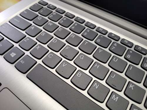 **BARGAIN BUY** MINT LENOVO IDEAPAD 3 11th GEN i5, 8GB RAM, 512GB SSD - WORTH R12k -GRAB IT@ R7499!!