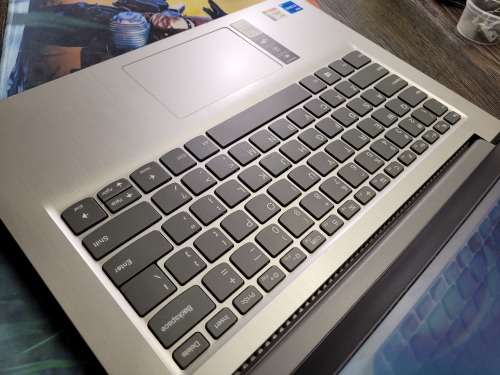 **BARGAIN BUY** MINT LENOVO IDEAPAD 3 11th GEN i5, 8GB RAM, 512GB SSD - WORTH R12k -GRAB IT@ R7499!!