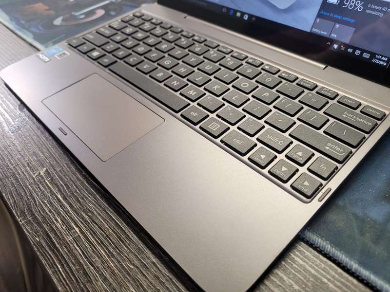 ***CLOSE TO NEW***ASUS TRANSFORMER T100HA*2IN1*QUAD CORE Z8500*2GB RAM*32GB FLASH SSD*HD DISPLAY