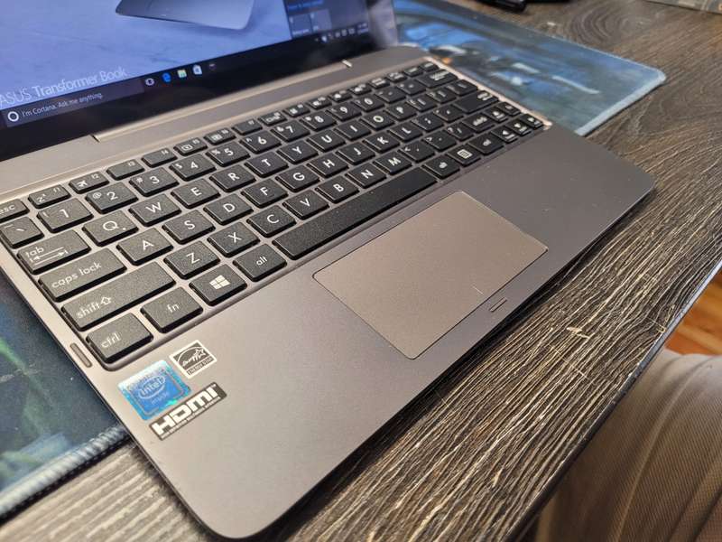 ***CLOSE TO NEW***ASUS TRANSFORMER T100HA*2IN1*QUAD CORE Z8500*2GB RAM*32GB FLASH SSD*HD DISPLAY