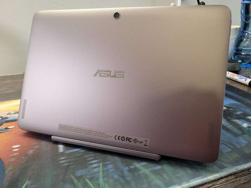 ***CLOSE TO NEW***ASUS TRANSFORMER T100HA*2IN1*QUAD CORE Z8500*2GB RAM*32GB FLASH SSD*HD DISPLAY