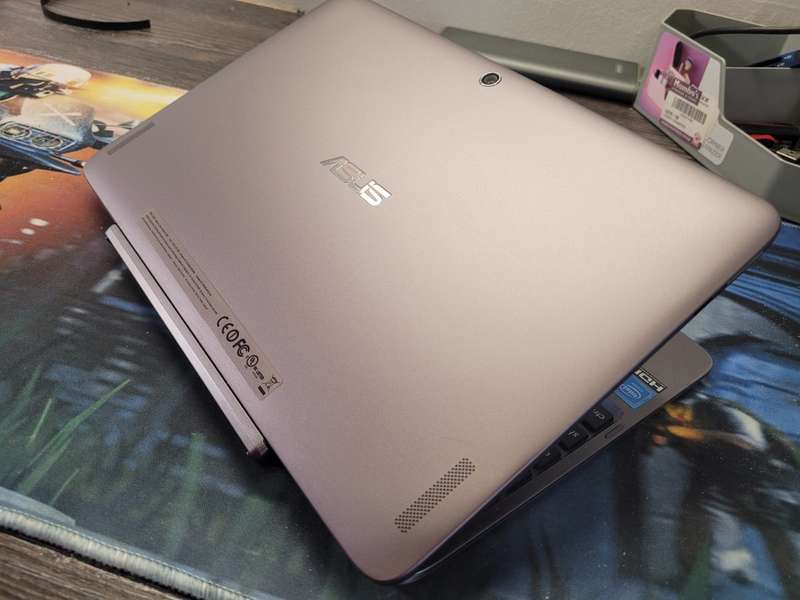 ***CLOSE TO NEW***ASUS TRANSFORMER T100HA*2IN1*QUAD CORE Z8500*2GB RAM*32GB FLASH SSD*HD DISPLAY