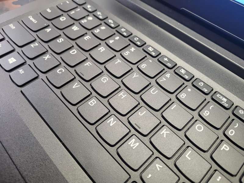 LENOVO V110-i3-6006U-8GB DDR4-256GB SSD-DVD