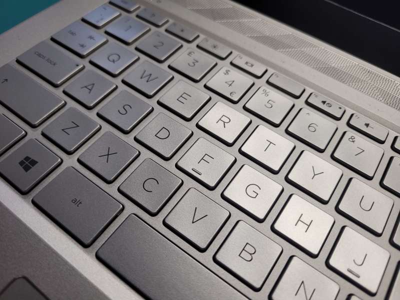 VERY FAST*HIGH SPEC*HP PAVILION 14*i5-8250u*8GB*256GB NVME SSD*FHD
