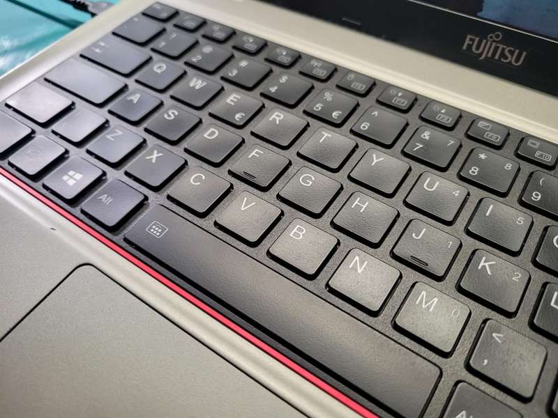 *High Spec Beast!*FUJITSU LIFEBOOK 7U14A2*i5-10310U*8GB DDR4*512GB SSD*FHD*BACKLIT*