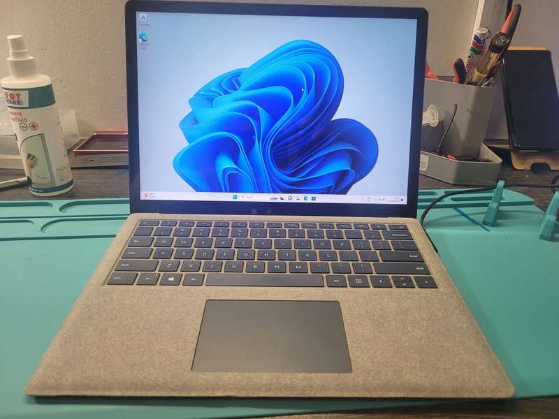AMAZING!*Microsoft Surface 1769 Laptop*i5-7200U*8GB DDR4*256GB SSD*TOUCHSCREEN*2K DISPLAY!*IRIS PLUS