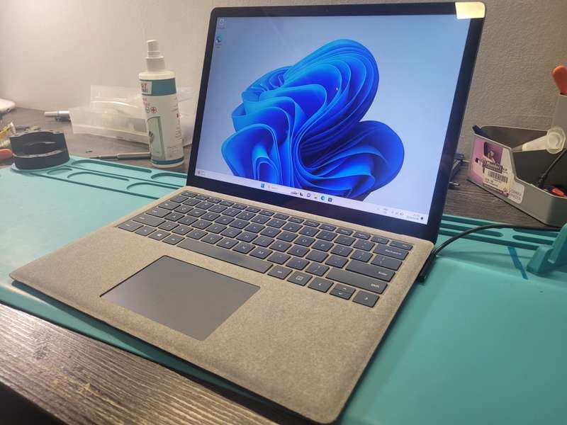 AMAZING!*Microsoft Surface 1769 Laptop*i5-7200U*8GB DDR4*256GB SSD*TOUCHSCREEN*2K DISPLAY!*IRIS PLUS
